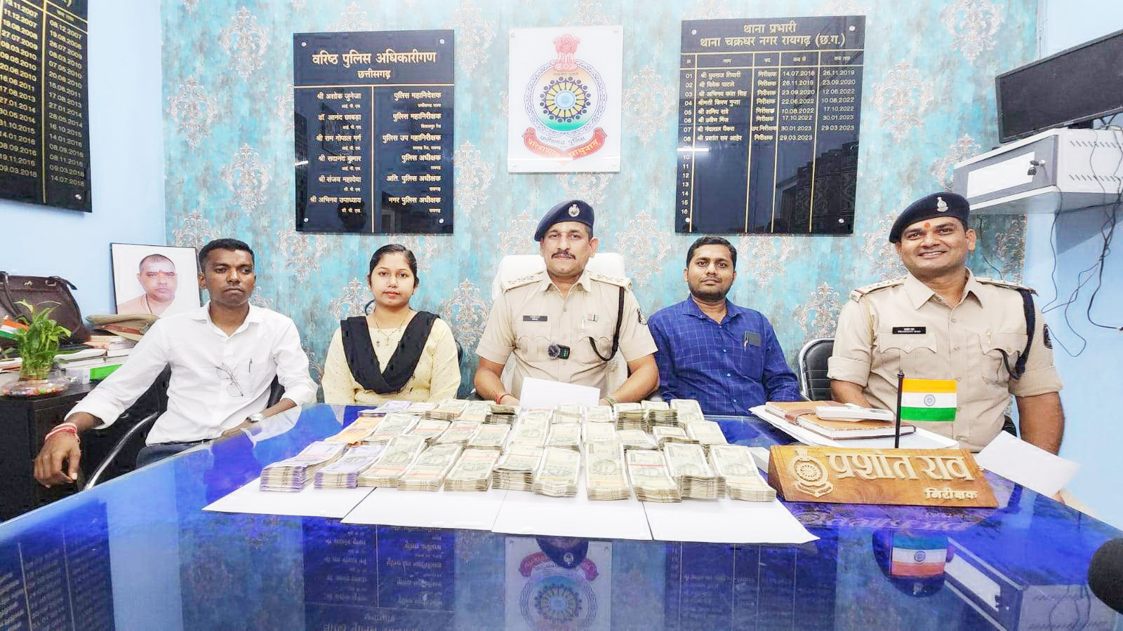 एकताल बैरियर पर 3 वाहनों से साढ़े 13 लाख जब्त एकताल बैरियर पर 3 वाहनों से साढ़े 13 लाख जब्त