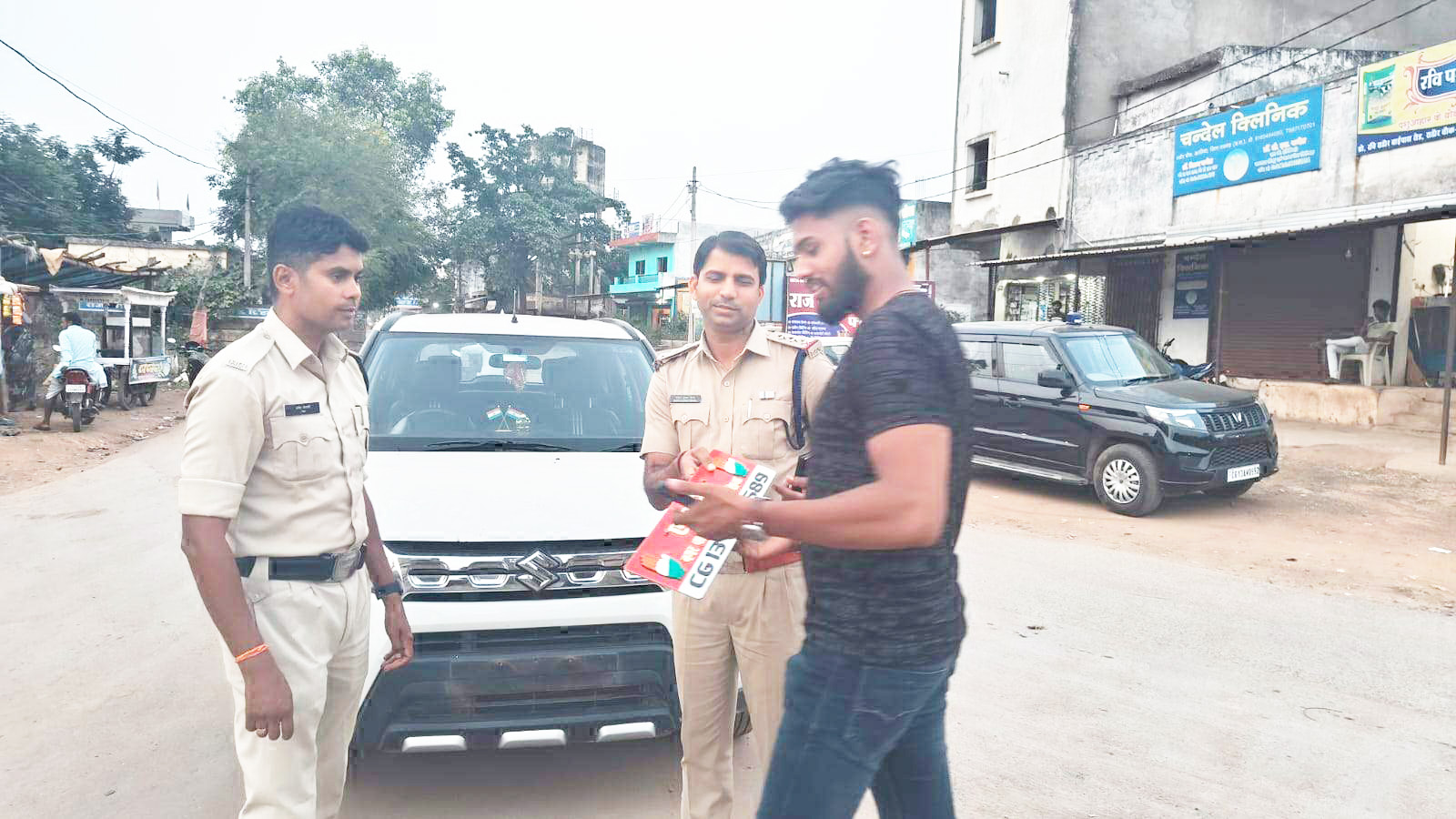 पदनाम वाले नंबर प्लेट उतरवाए गये, आमजन के भी अमानक नंबर प्लेट पर हुई कार्रवाई पदनाम वाले नंबर प्लेट उतरवाए गये, आमजन के भी अमानक नंबर प्लेट पर हुई कार्रवाई