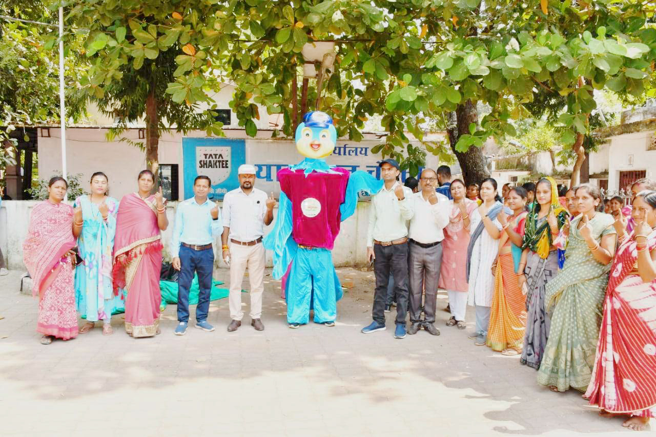 कठपुतलियों ने ठुमक-ठुमक कर मतदाताओं से की मतदान की अपील