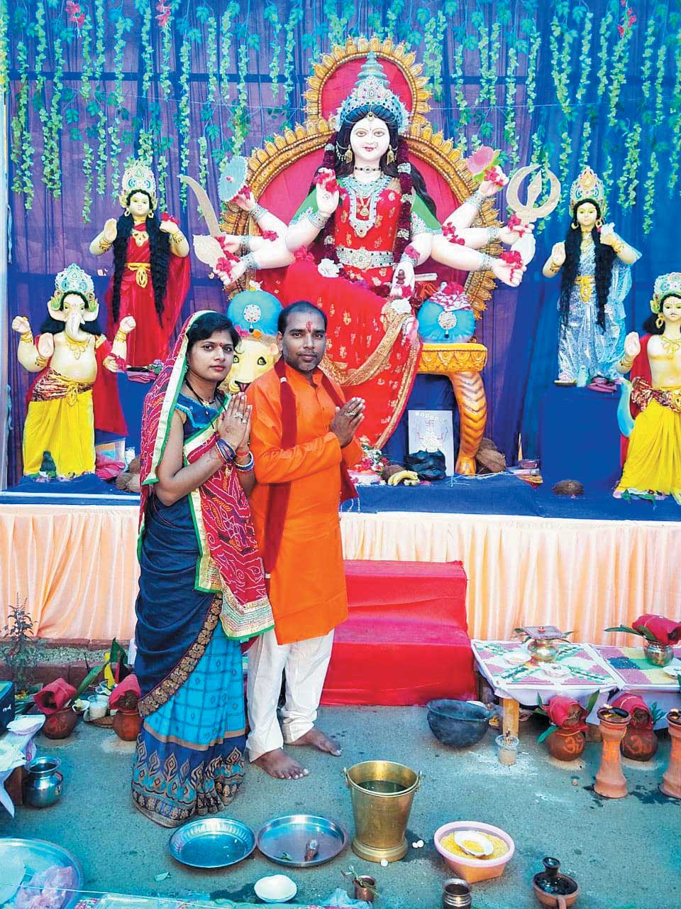  मछली पसरा दुर्गा पंडाल में लग रही भक्तों की भीड़