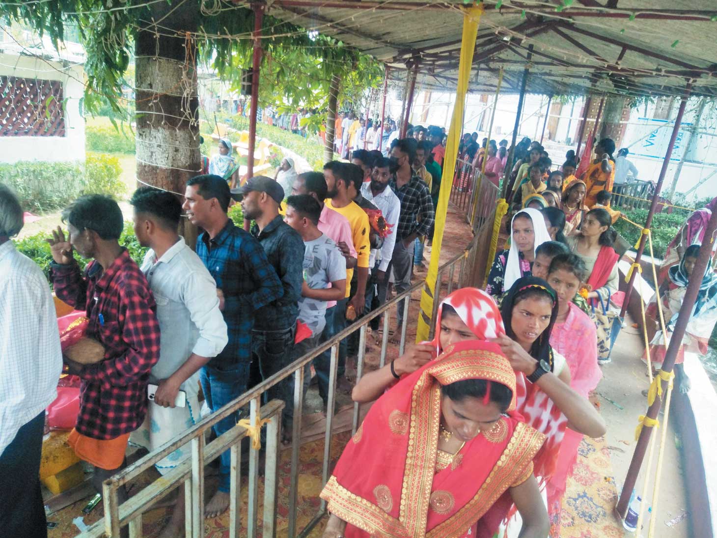 पंचमी पर दंतेश्वरी में भक्तों का रेला