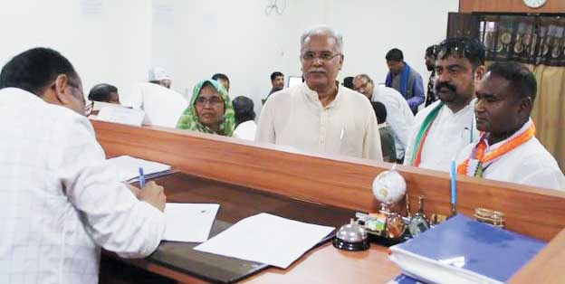 छबिंद्र ने भरा पर्चा, सीएम रहे मौजूद