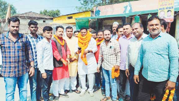 टिकट मिलने के बाद विजय पैकरा का स्वागत