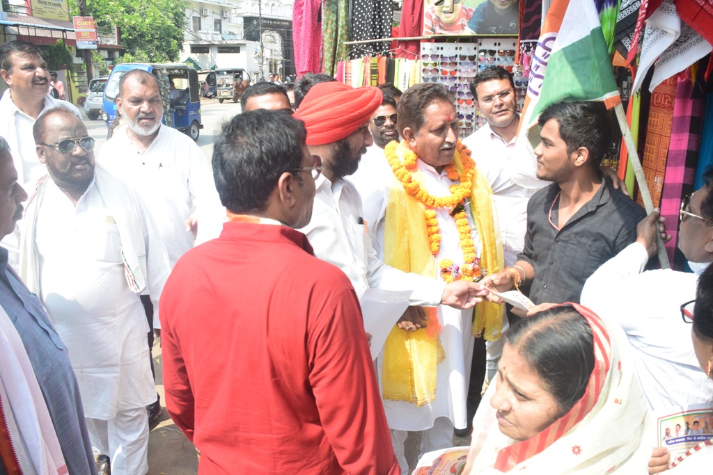 राजनीतिक समर्थन जुटाने गिरीश उतरे सडक़ों में