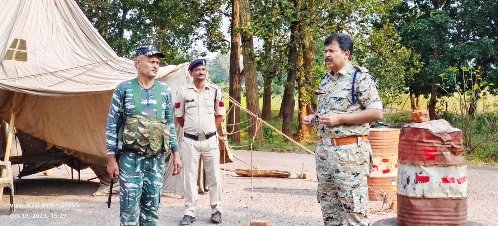 एसपी ने ओडिशा सीमा से लगे मतदान केन्द्रों का किया निरीक्षण