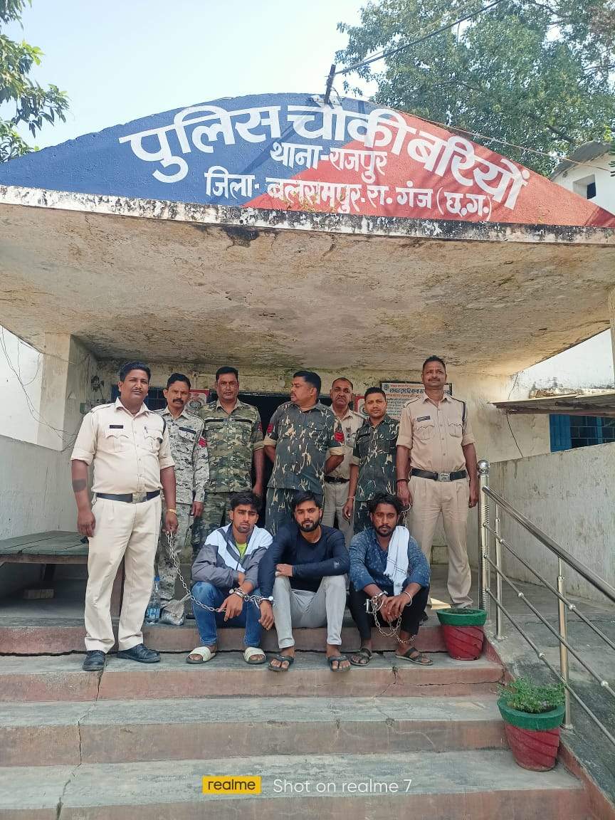 हथियार लहरा कर दहशत  फैलाने वाले 3 गिरफ्तार