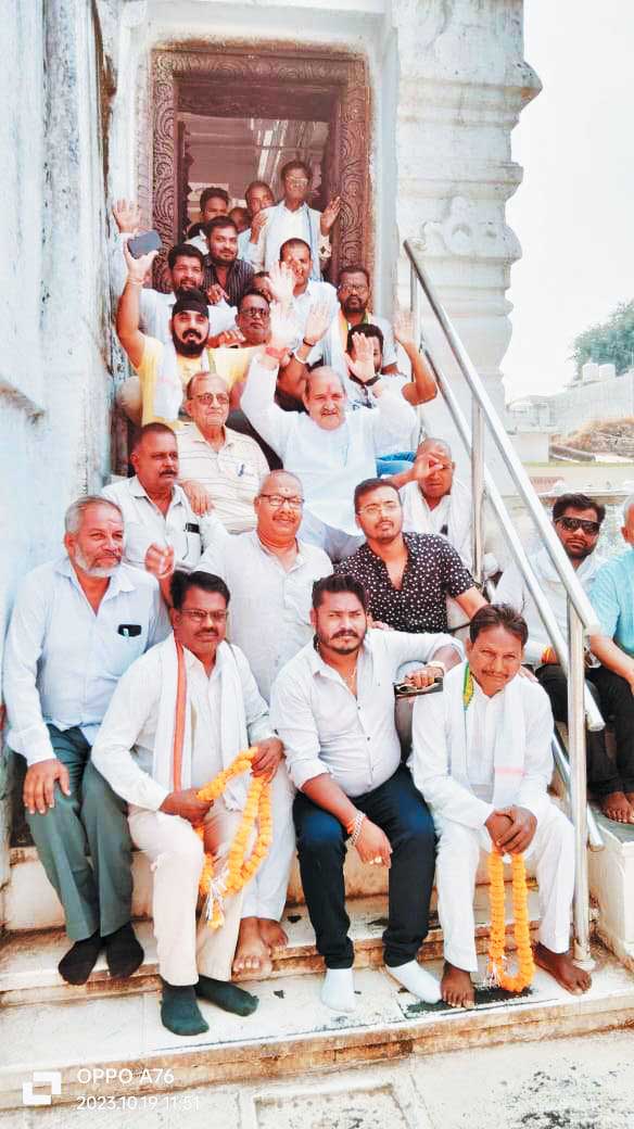 विधायक धनेन्द्र ने की पूजा-अर्चना विधायक धनेन्द्र ने की पूजा-अर्चना