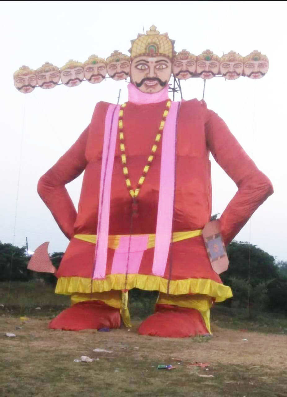 नवापारा में 51 फीट का रावण का होगा दहन, समिति के लोग तैयारी में जुटे नवापारा में 51 फीट का रावण का होगा दहन, समिति के लोग तैयारी में जुटे