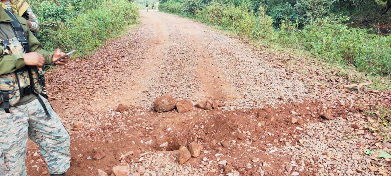 बम लगाने नक्सलियों ने खोदा था गड्ढा, ब्लास्टिंग वायर सहित इलेक्ट्रिक वायर बरामद