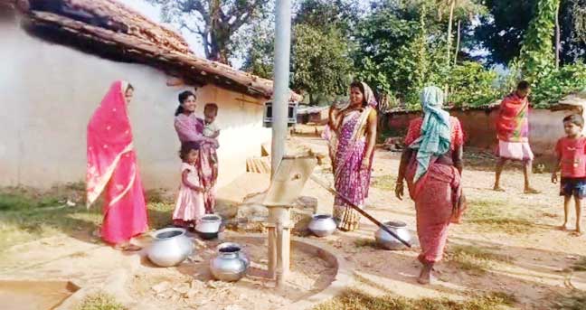 साल भर से हैंडपंप खराब, एक किमी दूर से पानी लाने मजबूर