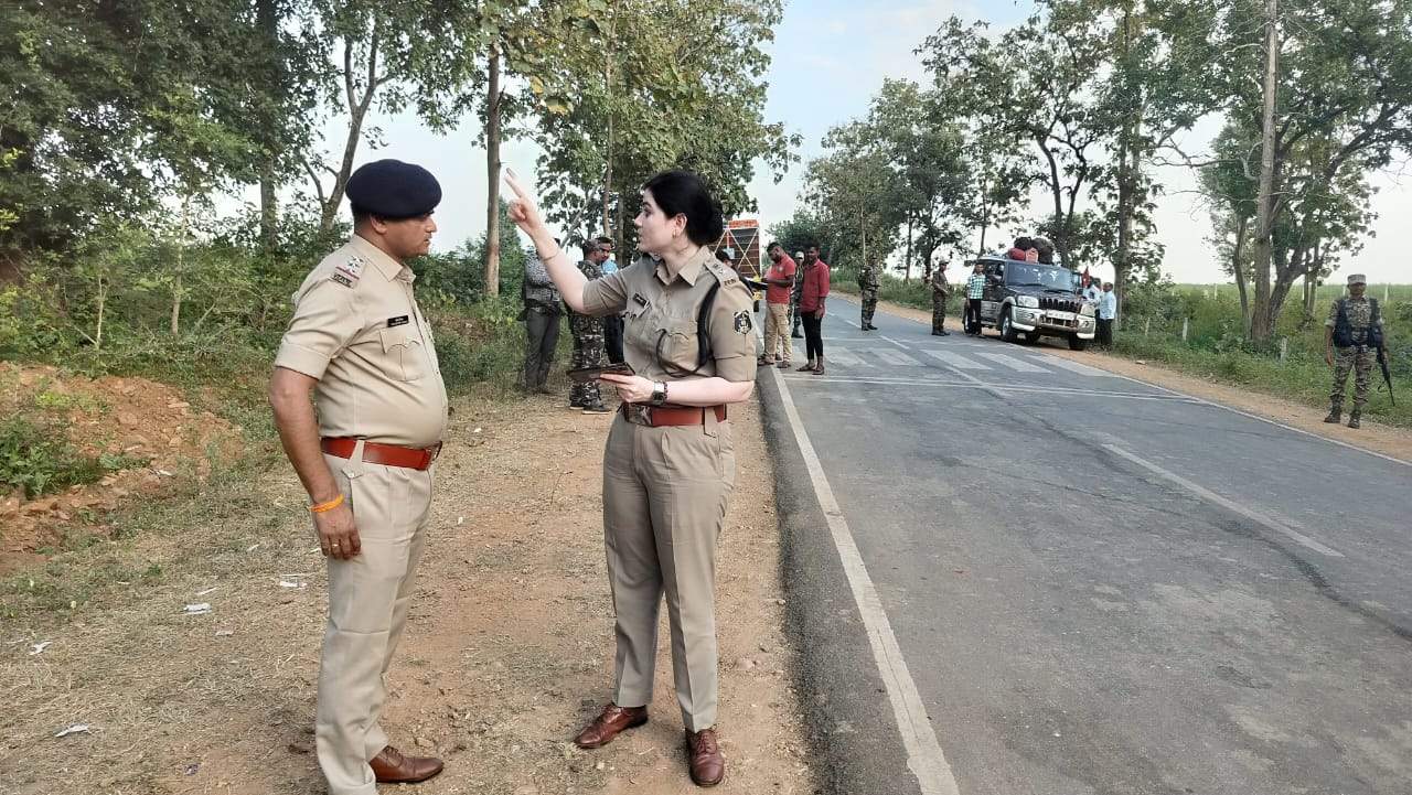एसपी ने नक्सल क्षेत्रों के मतदान केंद्रों का किया निरीक्षण एसपी ने नक्सल क्षेत्रों के मतदान केंद्रों का किया निरीक्षण