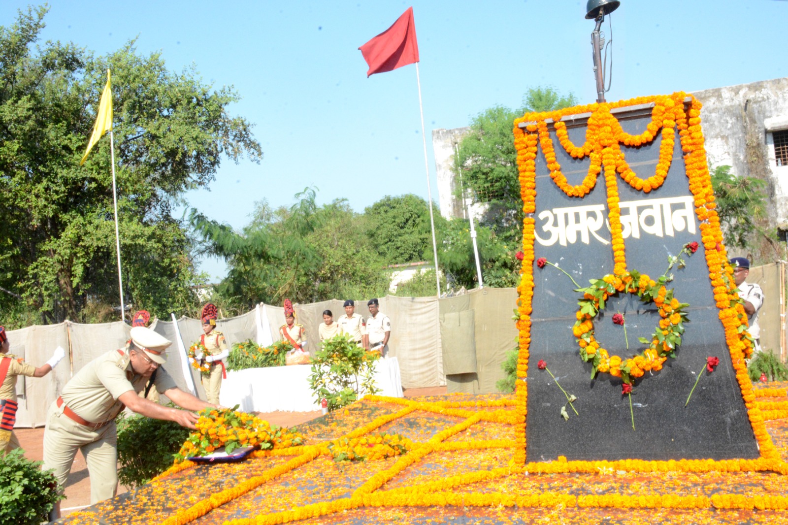 पुष्पचक्र अर्पित कर शहीदों को किया नमन