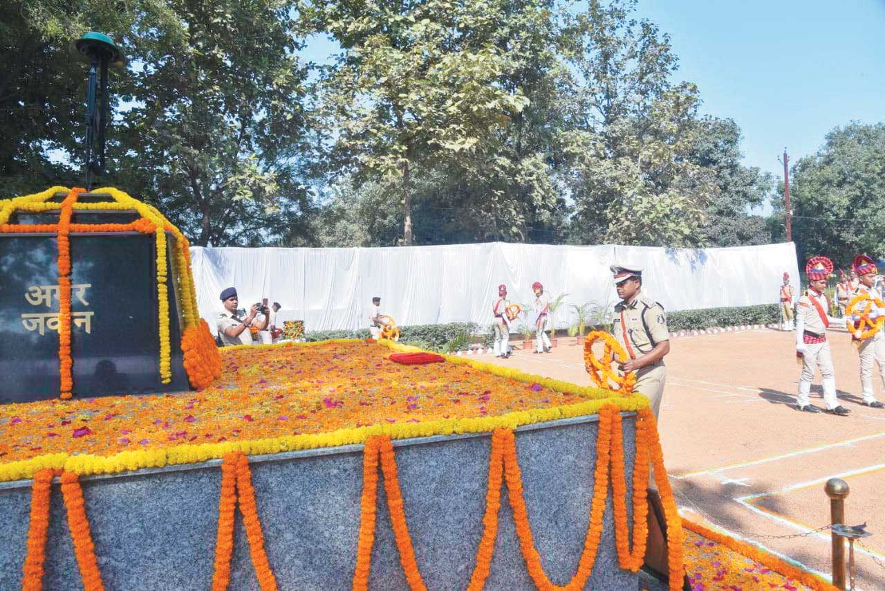 पुष्पचक्र अर्पित कर शहीदों को दी श्रद्धांजलि पुष्पचक्र अर्पित कर शहीदों को दी श्रद्धांजलि