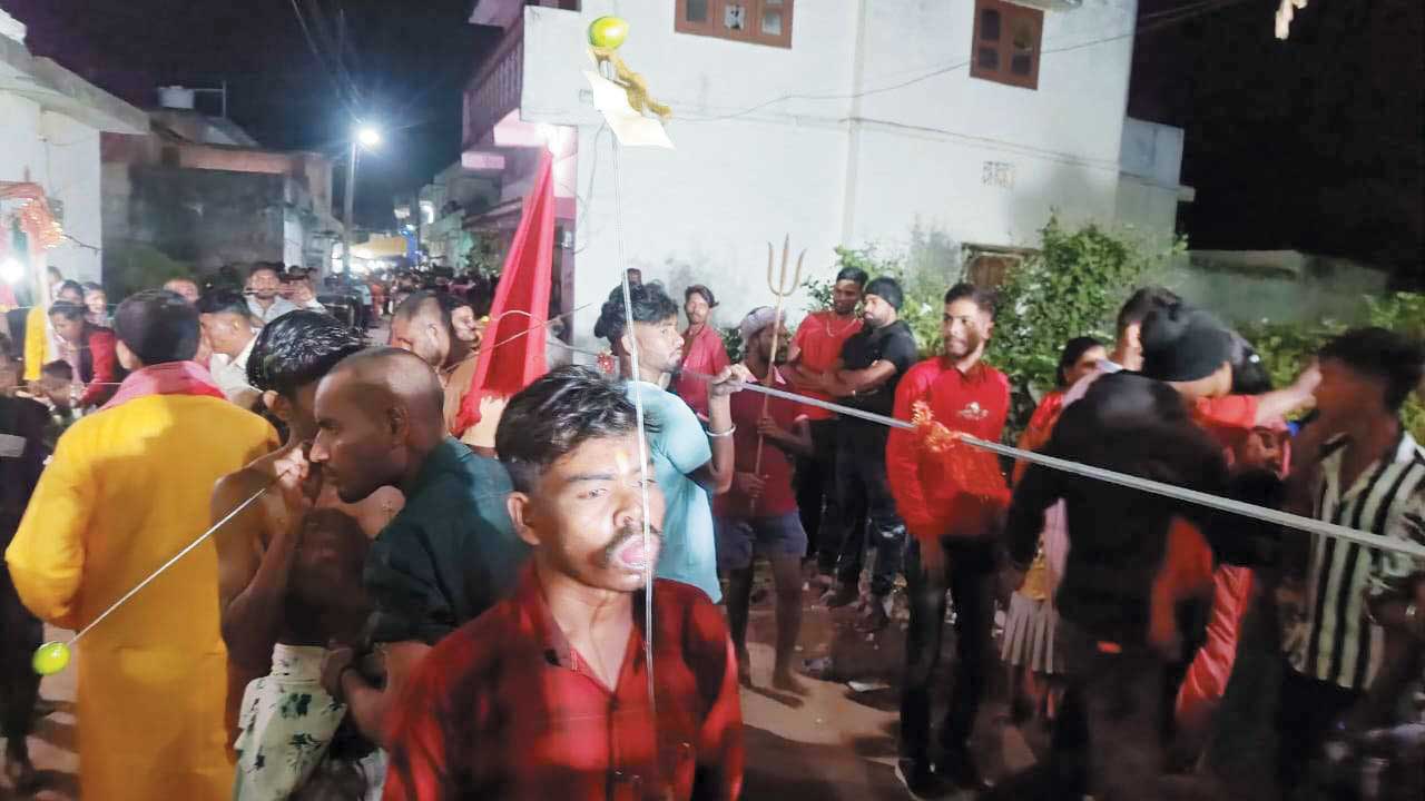 सांग धारण कर मांदर की धुन पर थिरके माता के भक्त