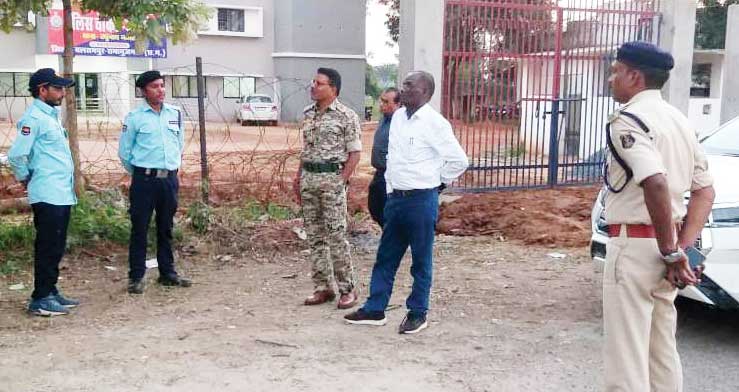 कलेक्टर-एसपी ने चेकपोस्टों का कियानिरीक्षण