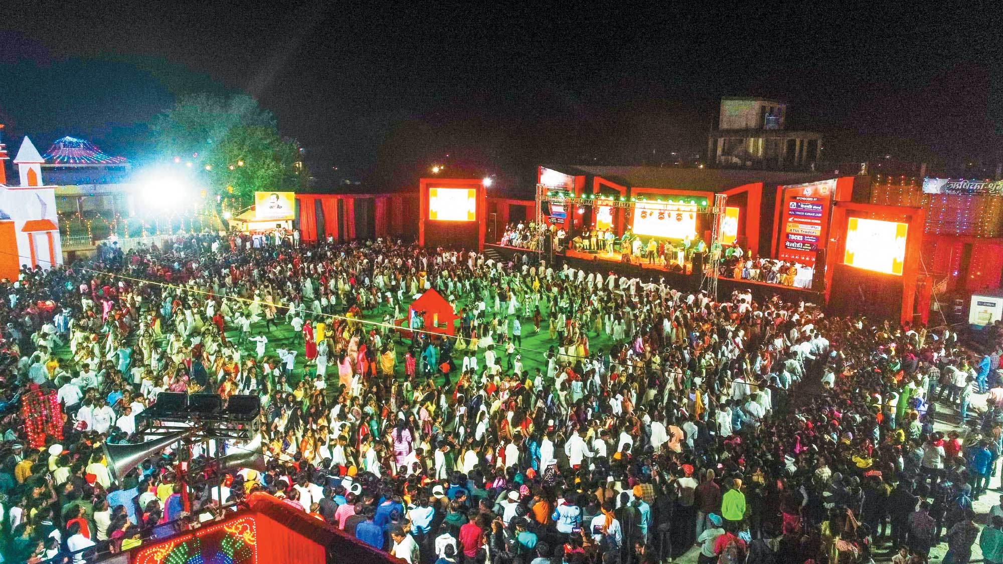 गरबा महोत्सव में  लोकसंगीत और भजन का आनंद उठाने जुटे हजारों