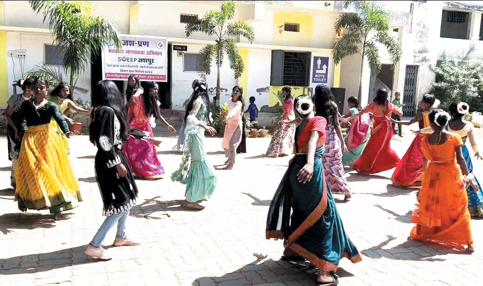 आत्मानंद विद्यालय में गरबा, मतदान के लिए किया जागरूक