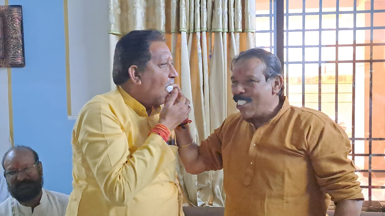 गिरीश के समर्थन में पूर्व महापौर डाकलिया हटे चुनाव मैदान से गिरीश के समर्थन में पूर्व महापौर डाकलिया हटे चुनाव मैदान से