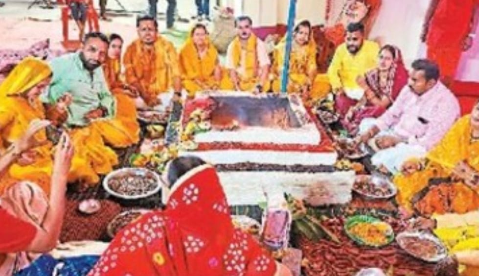 महाष्टमी पर हवन :  कन्याओं का पूजन और भोजन कराने के बाद दिए उपहार 