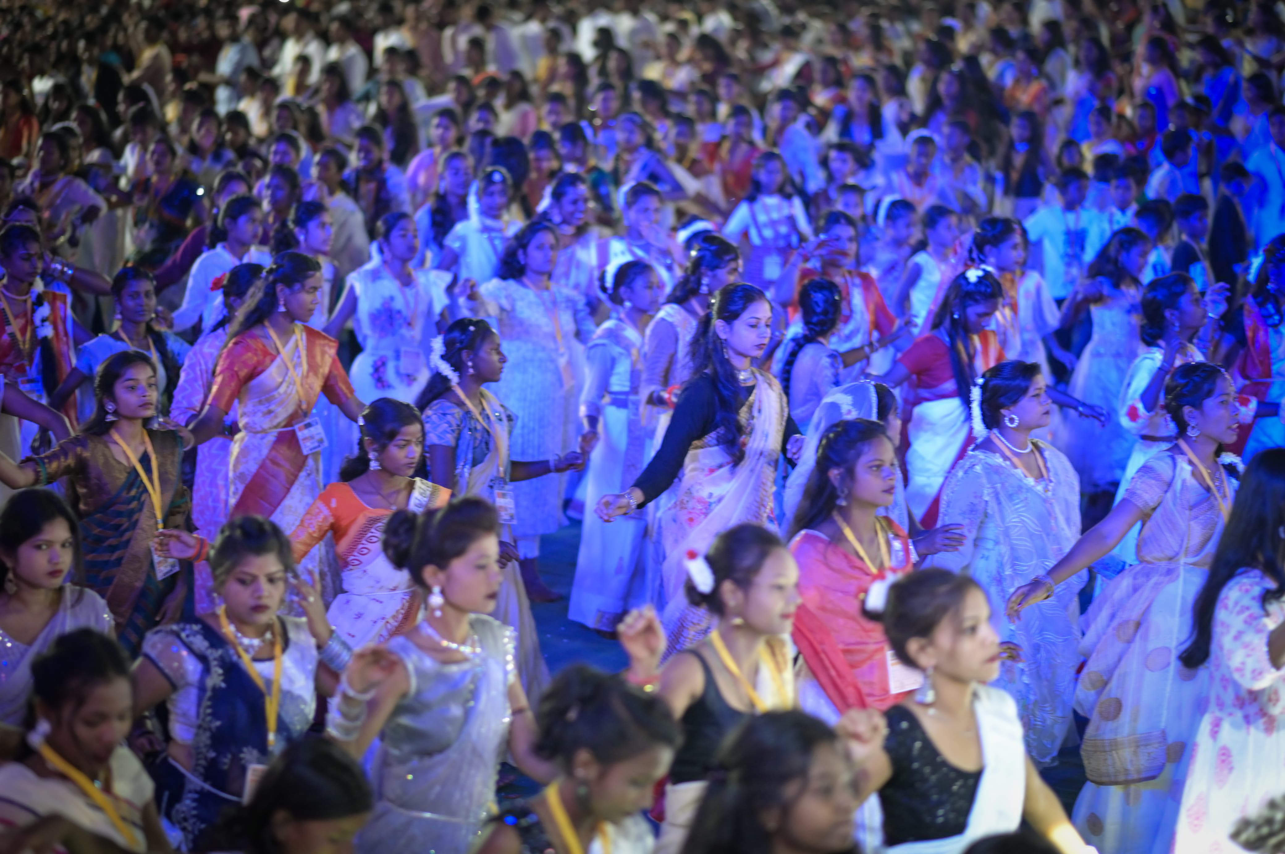 देशी परिधान में गरबा महोत्सव में झूमते रहे प्रतिभागी