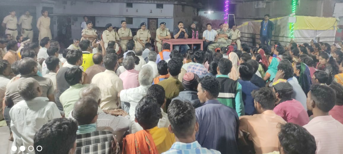 रेत खदान बंद कर खनन माफिया पर कार्यवाही की मांग, ग्रामीणों ने किया चक्काजाम, चुनाव बहिष्कार की चेतावनी