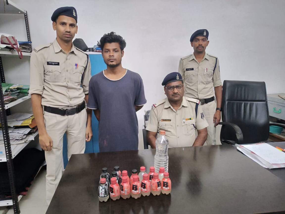 फ्रूट ड्रिंक बाटल में शराब भरकर बेच रहा युवक गिरफ्तार फ्रूट ड्रिंक बाटल में शराब भरकर बेच रहा युवक गिरफ्तार