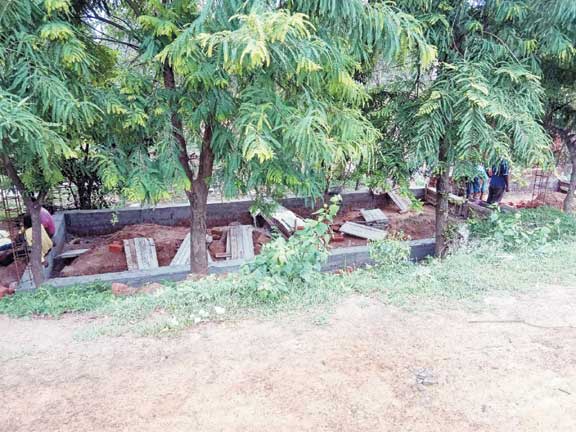 अवैध कॉम्प्लेक्स निर्माण पर तहसीलदार ने लगाया स्टे