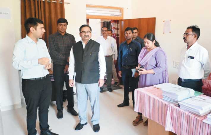 व्यय प्रेक्षक ने रिटर्निंग ऑफिसर कक्ष, व्यय अनुवीक्षण एवं एमसीएमसी इकाई का किया निरीक्षण व्यय प्रेक्षक ने रिटर्निंग ऑफिसर कक्ष, व्यय अनुवीक्षण एवं एमसीएमसी इकाई का किया निरीक्षण