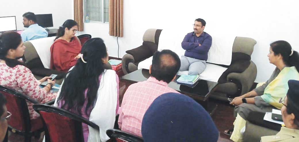 व्यय प्रेक्षक सिंह ने ली अफसरों की  बैठक
