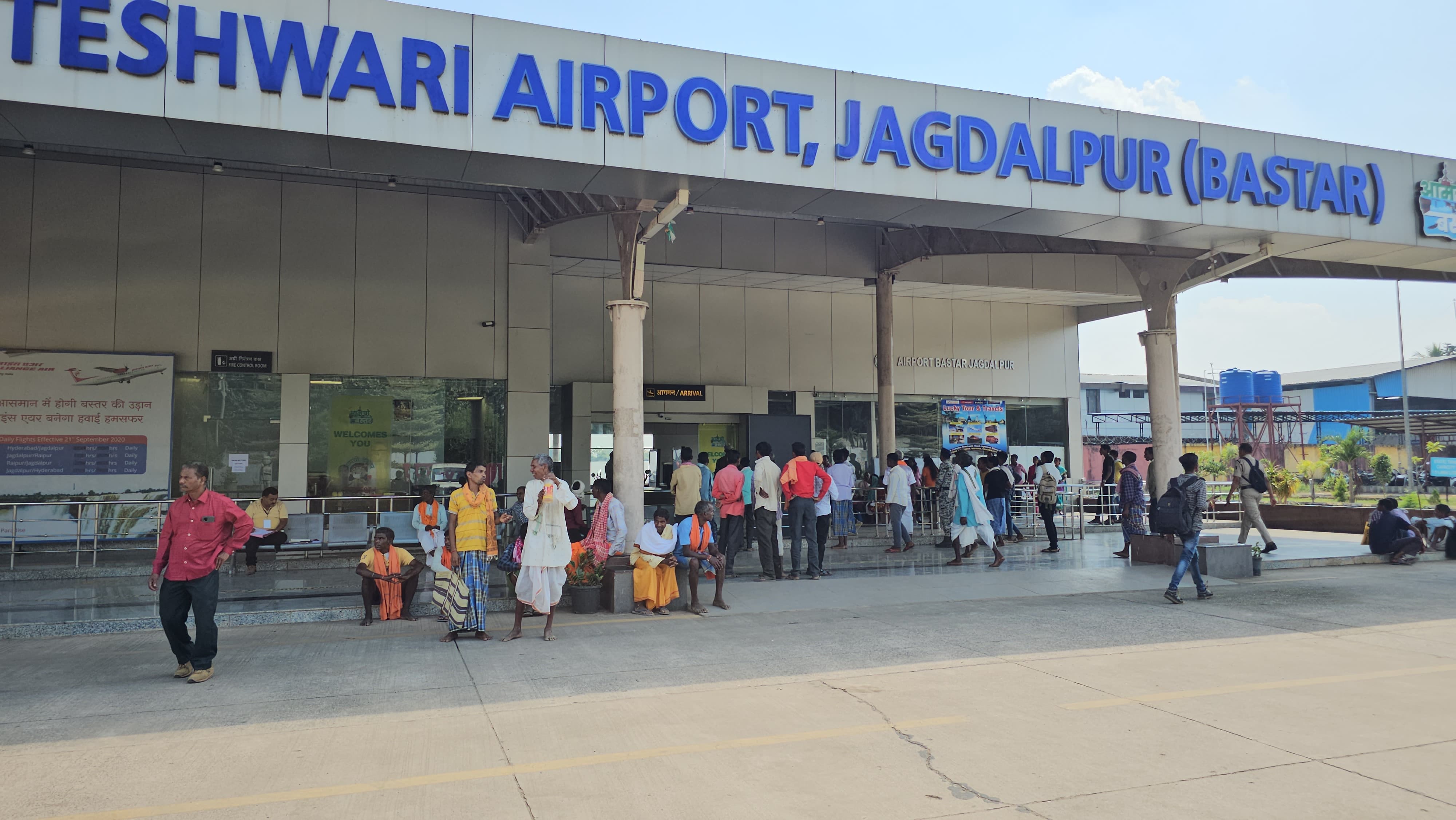 हेलीकाप्टर देखने पहुंचे हिचका गांव के लोग, हुए खुश