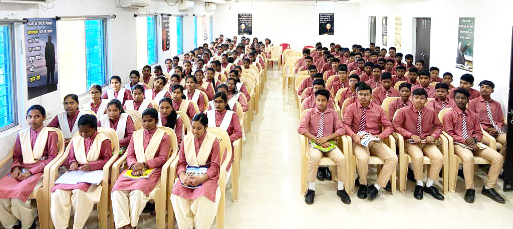 आईआरएम आनंद गुजरात के तीन शोधार्थियों  ने संकल्प के बच्चों को किया मोटिवेट