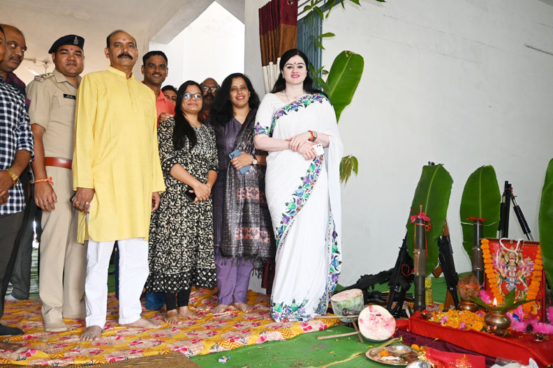 शस्त्रों की विधि-विधान से पूजा-अर्चना शस्त्रों की विधि-विधान से पूजा-अर्चना