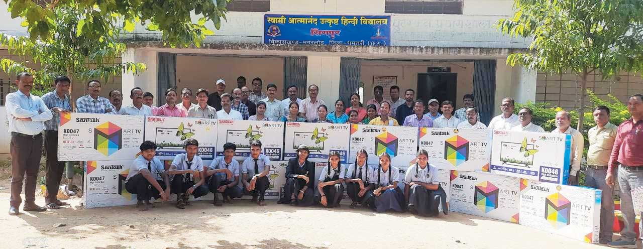 पिछड़े ग्रामीण क्षेत्र के गरीब पालकों ने 17 स्कूलों में स्मार्ट क्लास बना दिया