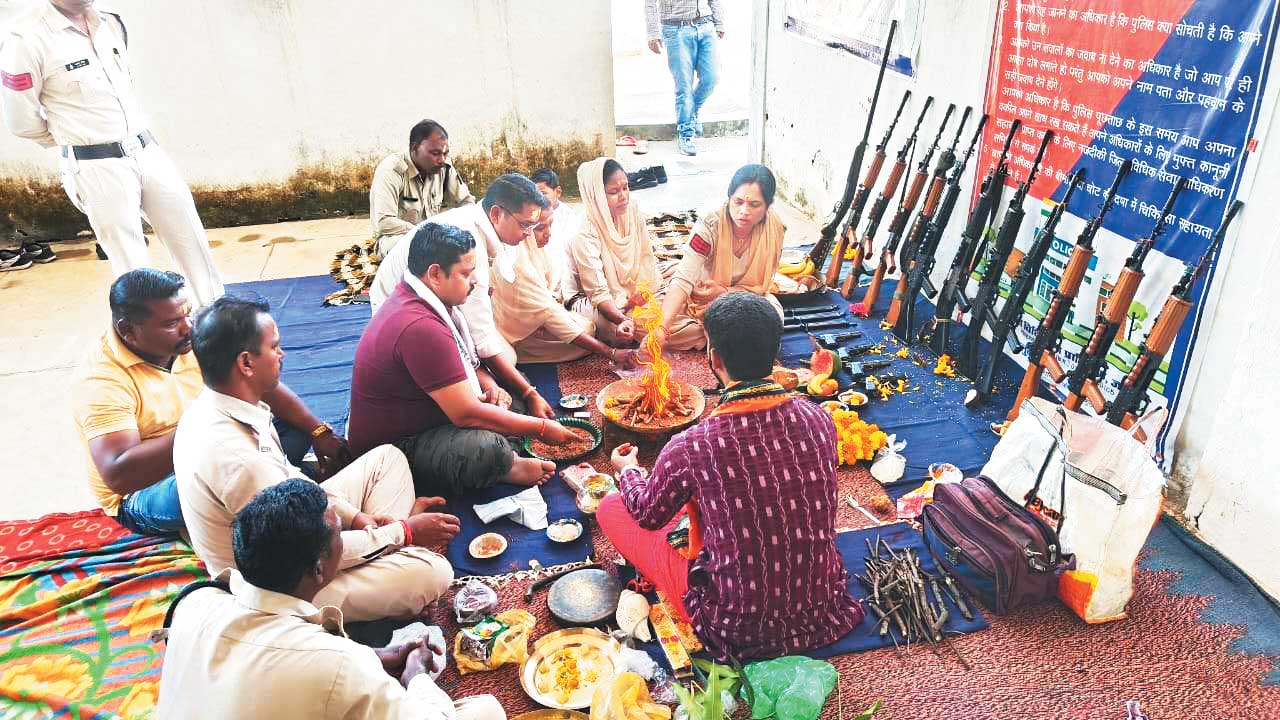 विजयादशमी पर पुलिस लाईन व थाना-चौकी में शस्त्र पूजा