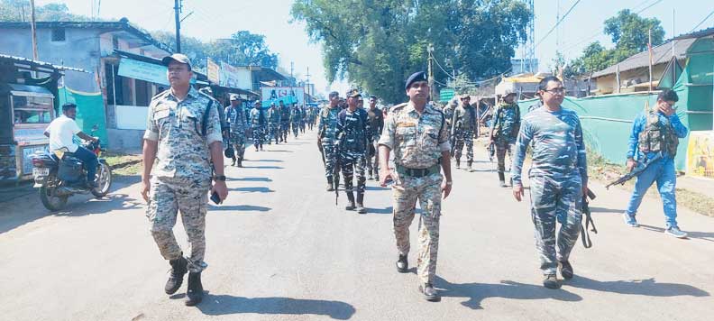 शांति व्यवस्था बनाए रखने पुलिस का फ्लैग मार्च