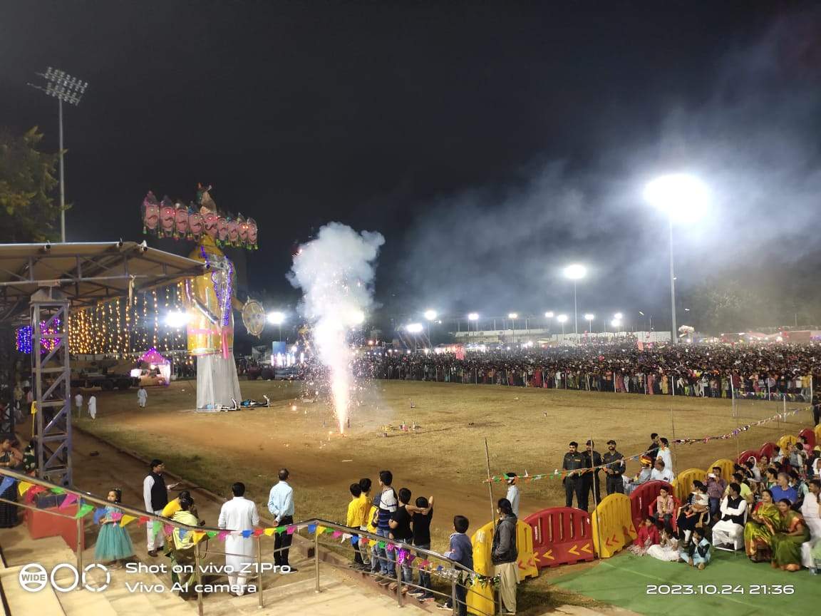 55 फीट के रावण पुतले का दहन, आकर्षक आतिशबाजी