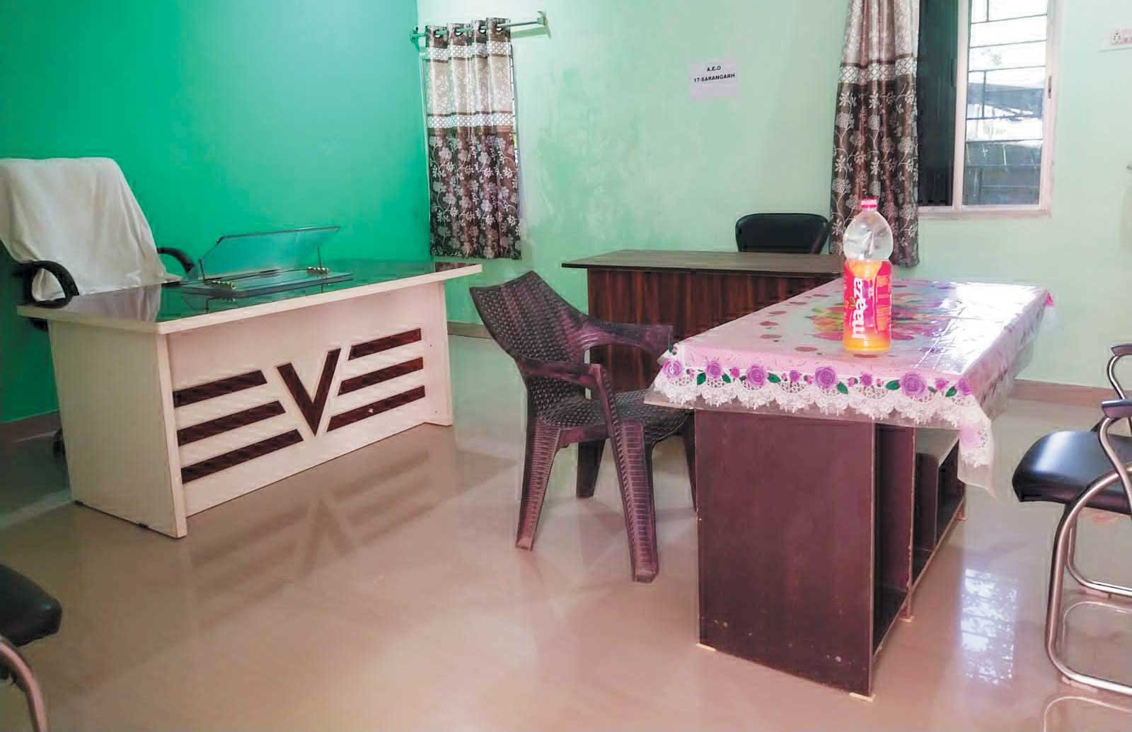 चुनाव आय व्यय शाखा दोपहर 1 बजे कर्मचारी विहीन