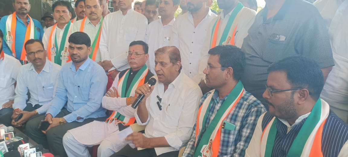 भाजपा से जुड़े साहू समाज अध्यक्ष ने अकबर की मौजूदगी में कांग्रेस का दामन थामा भाजपा से जुड़े साहू समाज अध्यक्ष ने अकबर की मौजूदगी में कांग्रेस का दामन थामा