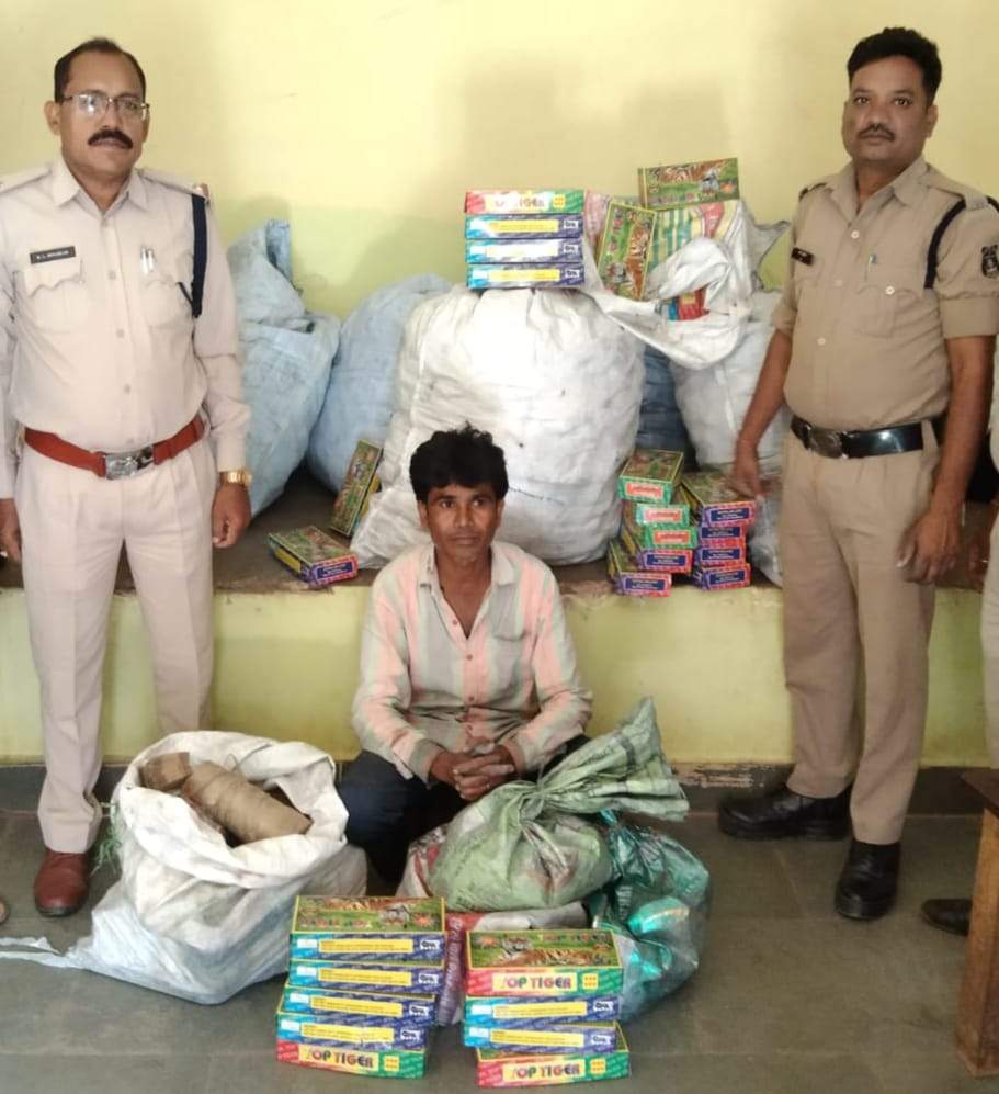 बाड़ी में पटाखा बनाने के लिए रखा बारूद पकड़ाया