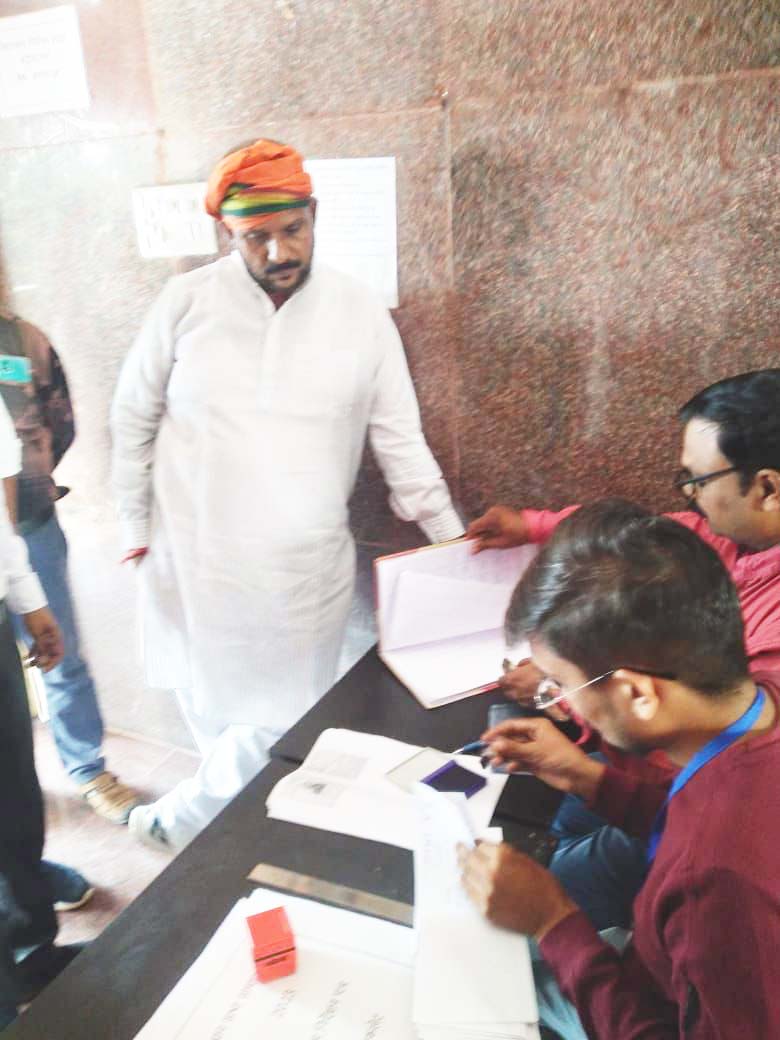 13 ने भरा पर्चा, 5 ने खऱीदे 