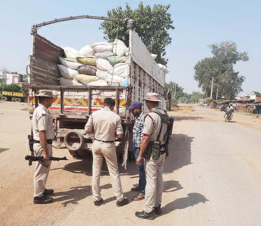 उल्लंघन करने वाले वाहनों पर पुलिस का शिकंजा उल्लंघन करने वाले वाहनों पर पुलिस का शिकंजा