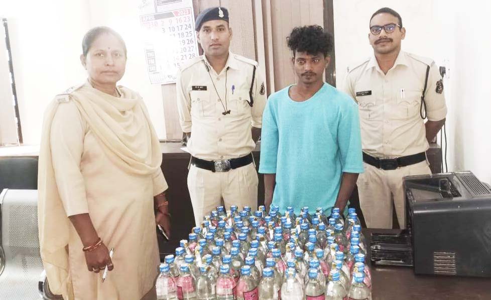 सौ पौवा शराब संग आरोपी पकड़ाया सौ पौवा शराब संग आरोपी पकड़ाया