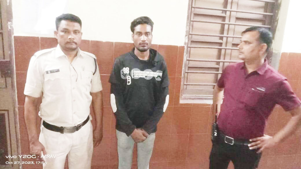 लोहे का हथियार लेकर डरा धमका रहा युवक गिरफ्तार लोहे का हथियार लेकर डरा धमका रहा युवक गिरफ्तार