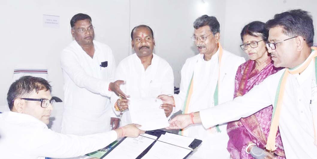 कमरो व रेणुका ने जमा किया नामांकन