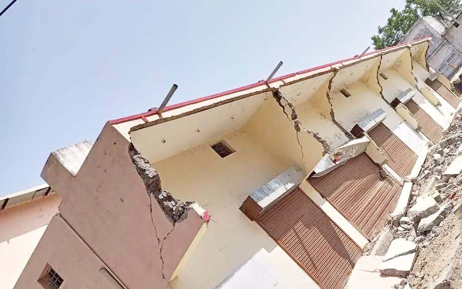 करोड़ से बने मंडी रोड के नये व्यवसायिक कॉम्प्लेक्स की दीवार गिरी