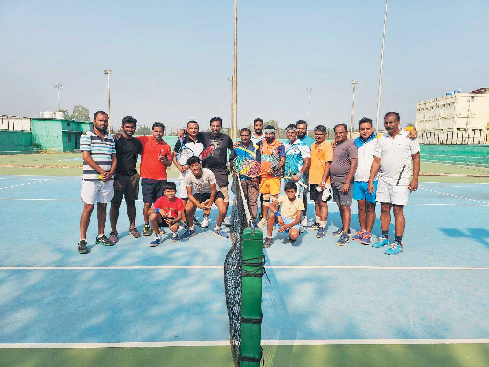 हैप्पी स्टील्स टेनिस मास्टर्स स्पर्धा, सिंगल्स-डबल्स के मुकाबले हो रहे