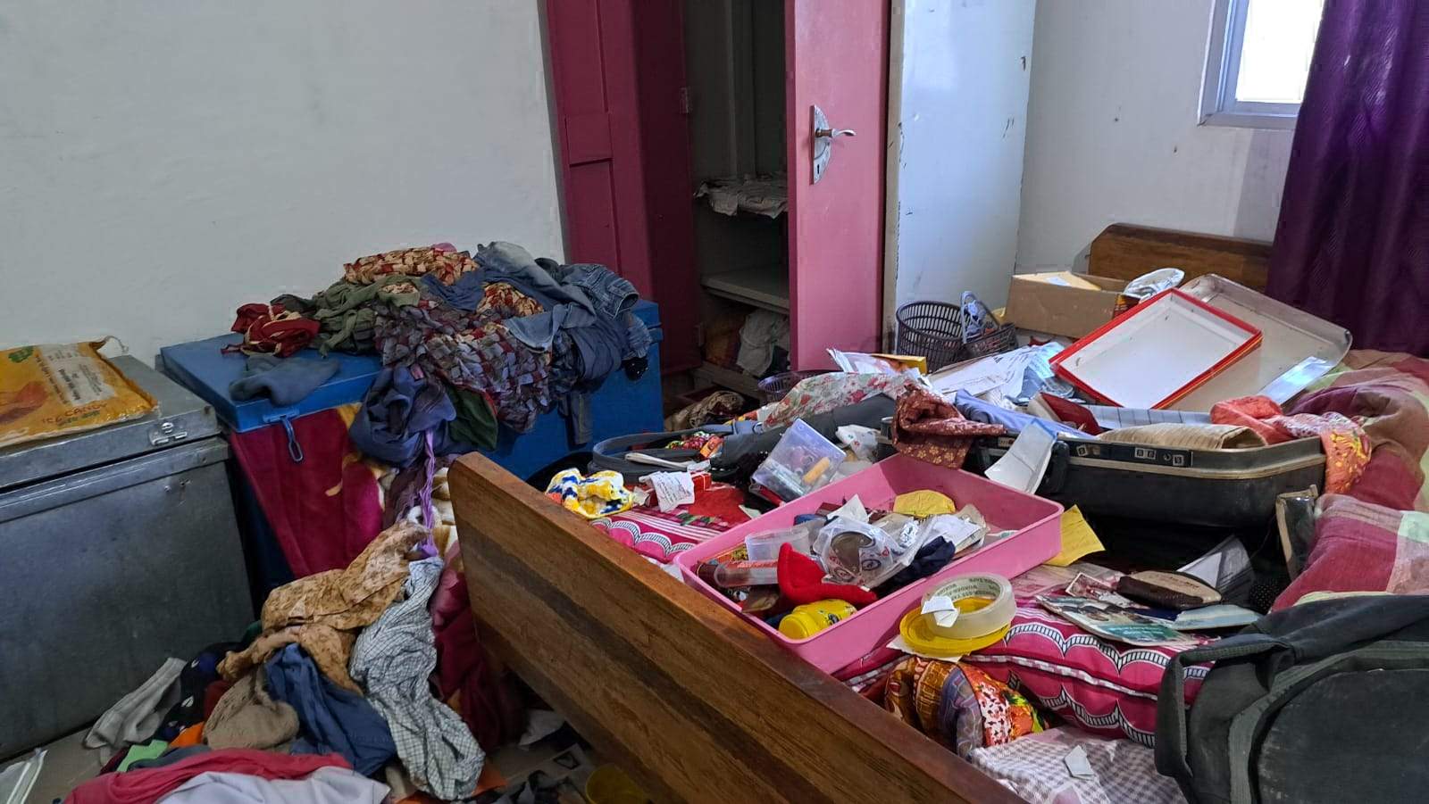 दो सूने मकानों का ताला तोडक़र लाखों के जेवर सहित नगदी चोरी