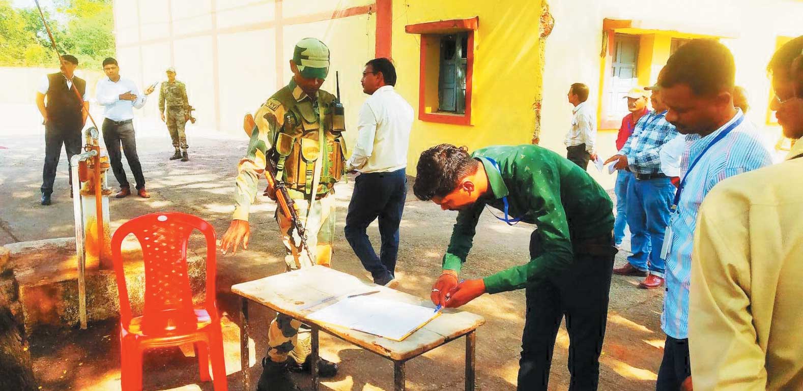 बटालियन और पुलिस की कड़ी सुरक्षा में ईवीएम, वीवीपैट की कमिशनिंग