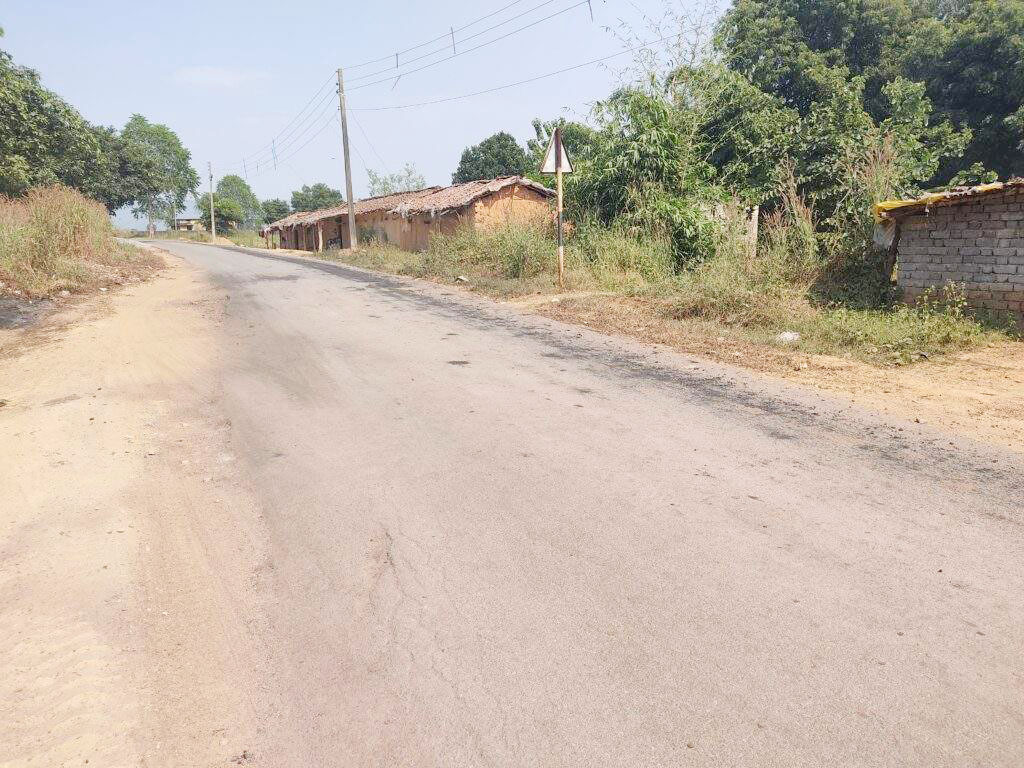 12 टन क्षमता में 40 टन लोडेड गाडिय़ां, सडक़ उखड़ रही 12 टन क्षमता में 40 टन लोडेड गाडिय़ां, सडक़ उखड़ रही