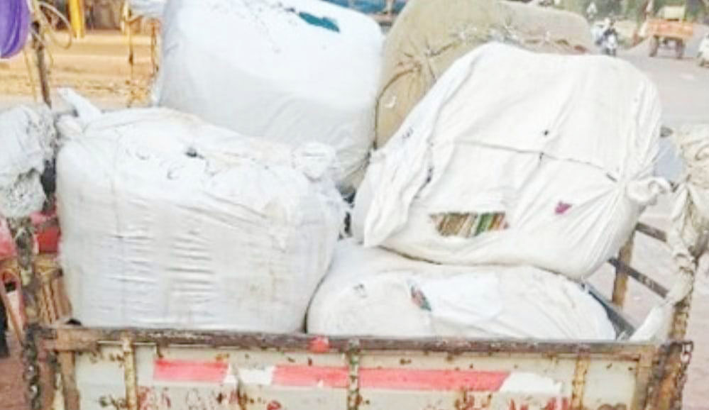 बेतर उमरिया चेक पोस्ट  पर 18 सौ साडिय़ां जब्त